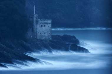 31 October 2021 - 07-48-29
It could hardly be called a storm, but the early morning weather was none too pleasant and the rocks around Kingswear Castle took a pretty pounding. Made pretty by a long exposure.
------------------------
Kingswear Castle surrounded by waves
